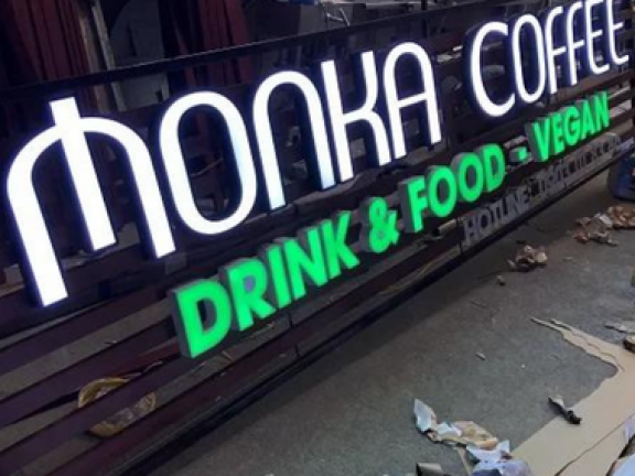 THI CÔNG BẢNG CHỮ NỔI